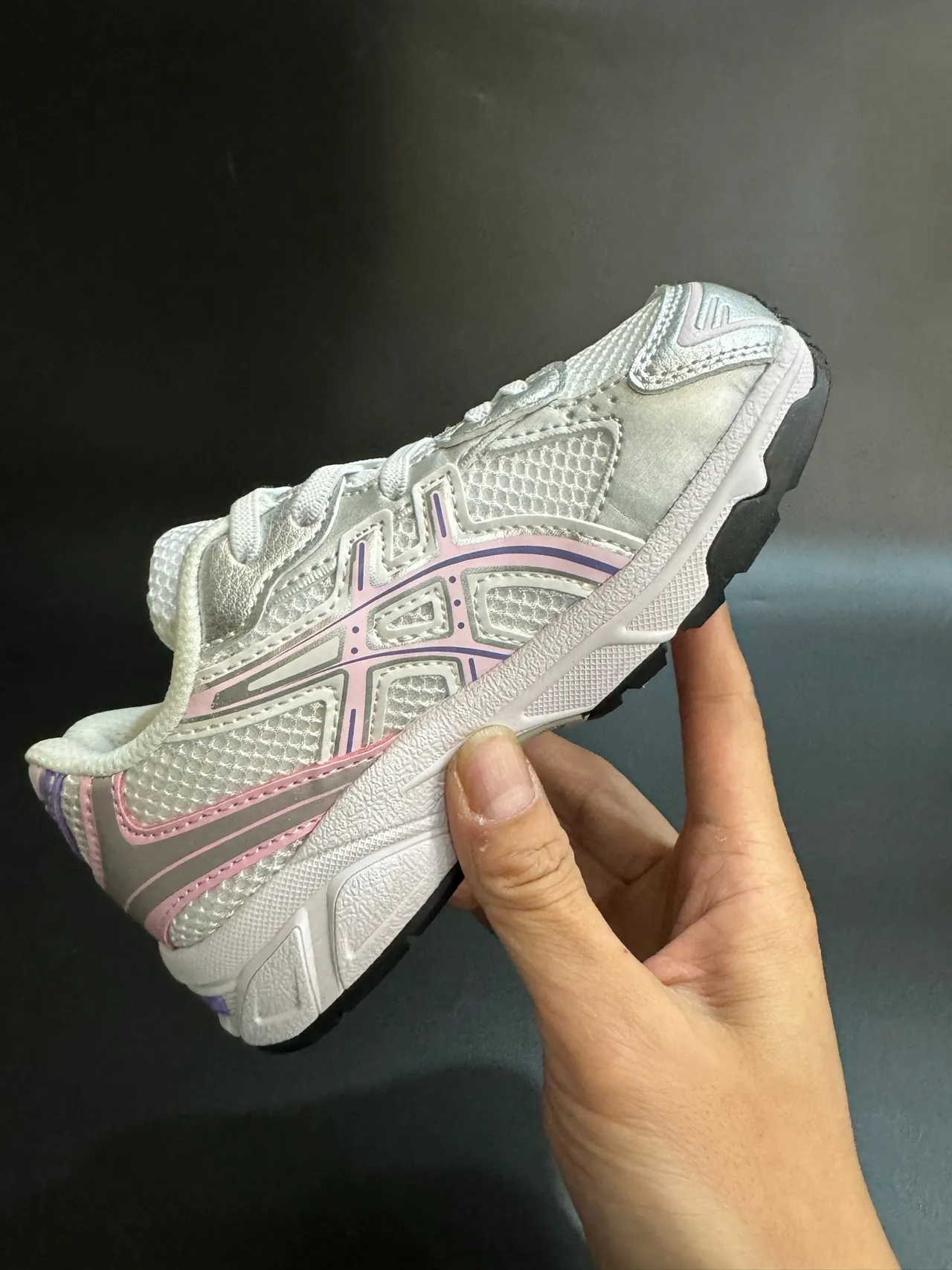 ASICS 白蓝低帮网面和合成革面跑鞋 24