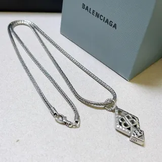Balenciaga BB Logo 钻石吊坠 银色项链