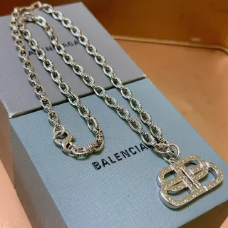 Balenciaga BB Logo पेंडेंट चांदी की चेन नेकलेस