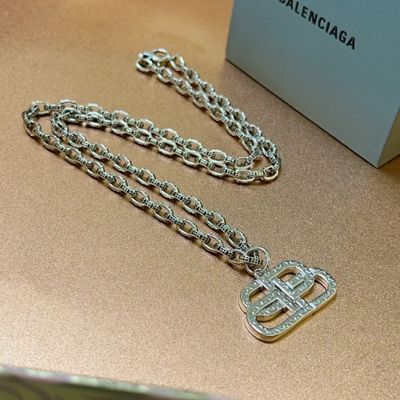 Balenciaga BB Logo पेंडेंट चांदी की चेन नेकलेस 3