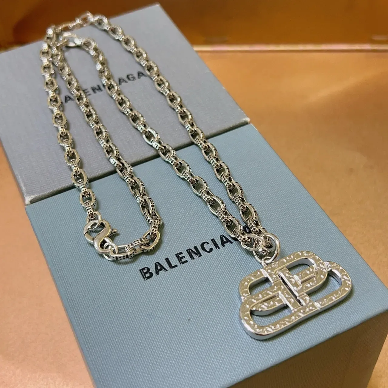 Balenciaga BB Logo पेंडेंट चांदी की चेन नेकलेस 4