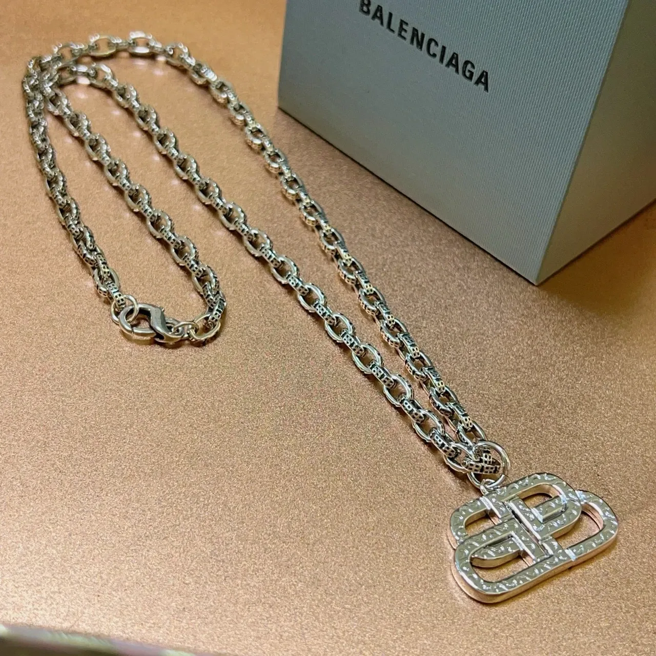 Balenciaga BB Logo पेंडेंट चांदी की चेन नेकलेस 7