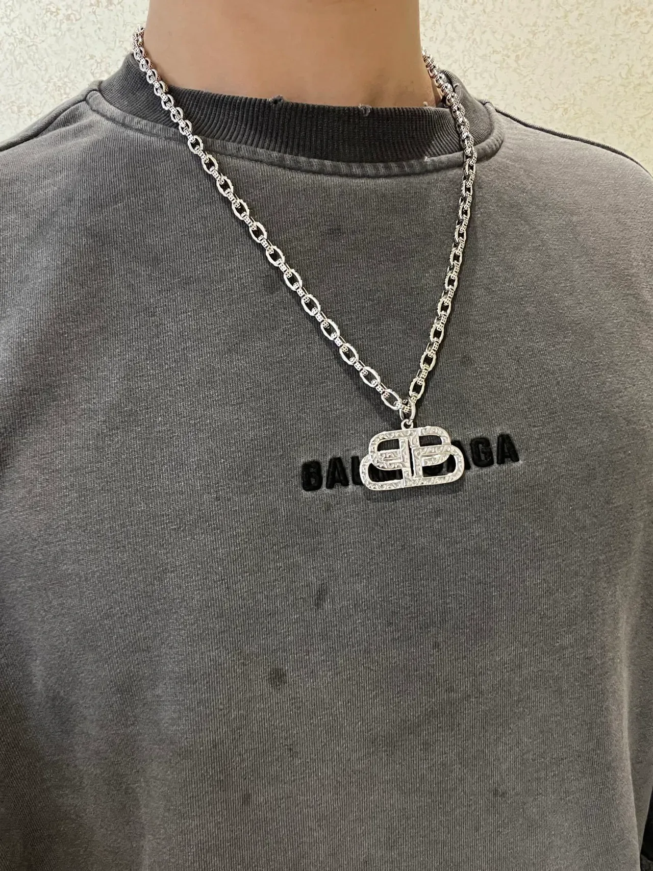 Balenciaga BB Logo पेंडेंट चांदी की चेन नेकलेस 8
