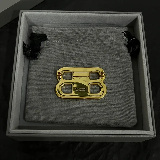 Balenciaga BB Logo टेक्स्चर्ड सोने का ब्रोच 2