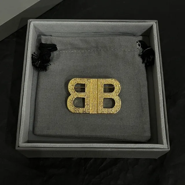 Balenciaga BB Logo टेक्स्चर्ड सोने का ब्रोच 3