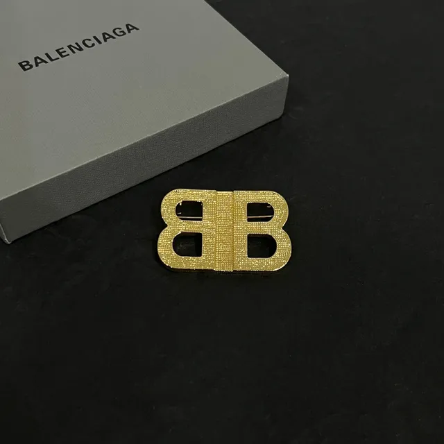 Balenciaga BB Logo टेक्स्चर्ड सोने का ब्रोच 4