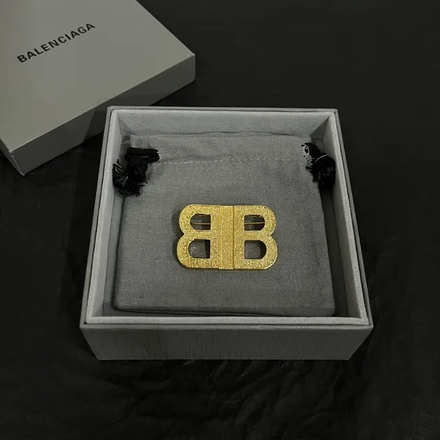 Balenciaga BB Logo टेक्स्चर्ड सोने का ब्रोच 6