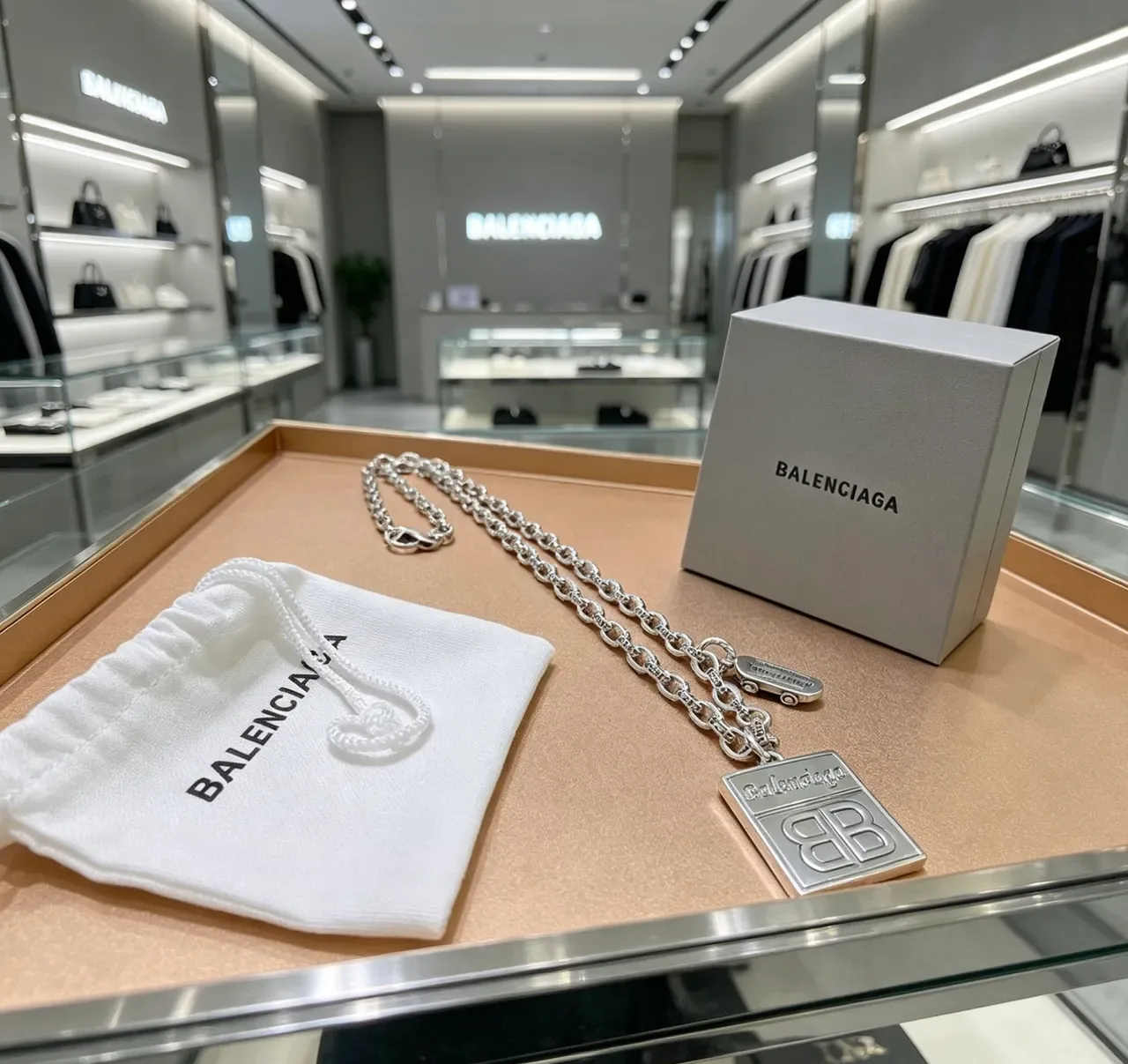 Colares Balenciaga BB Monograma e Pingente Gravado Corrente de Elos Pesados 2