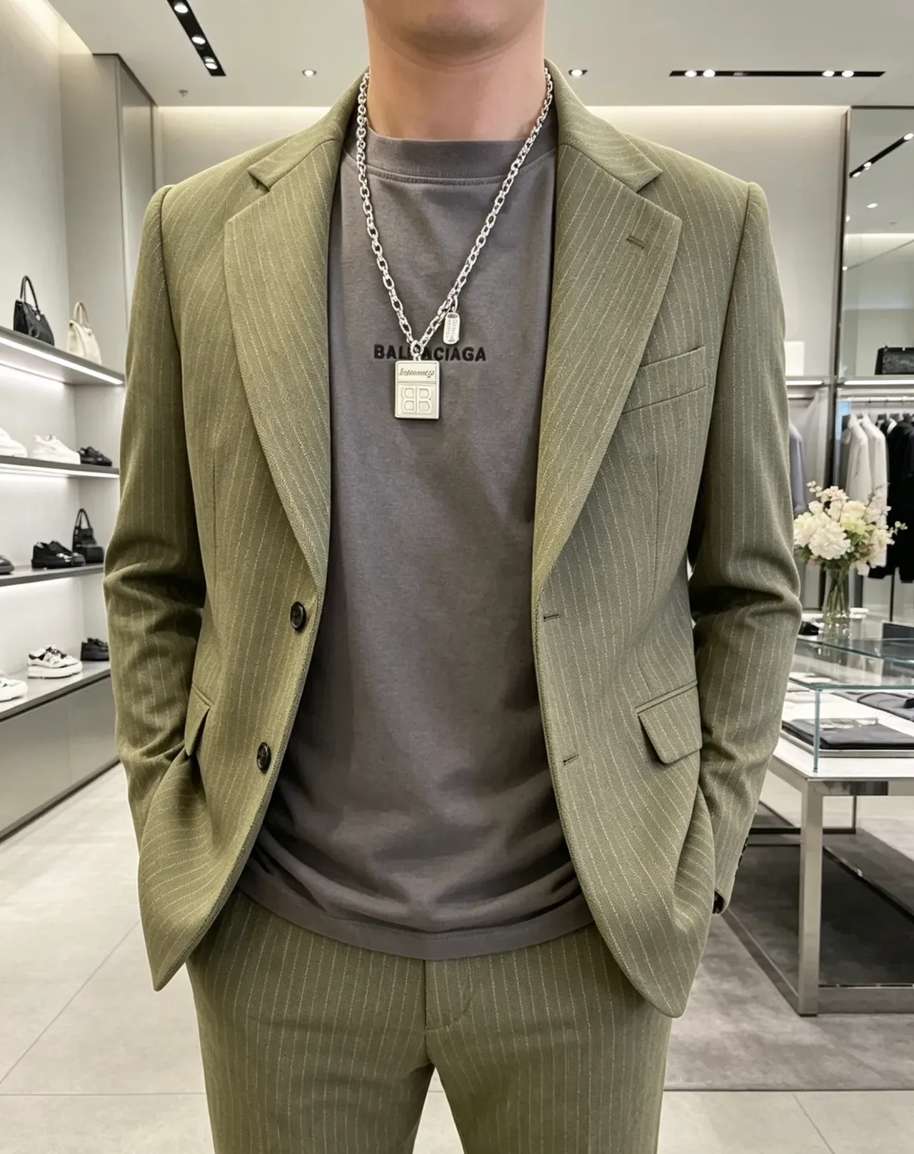 Colares Balenciaga BB Monograma e Pingente Gravado Corrente de Elos Pesados 3