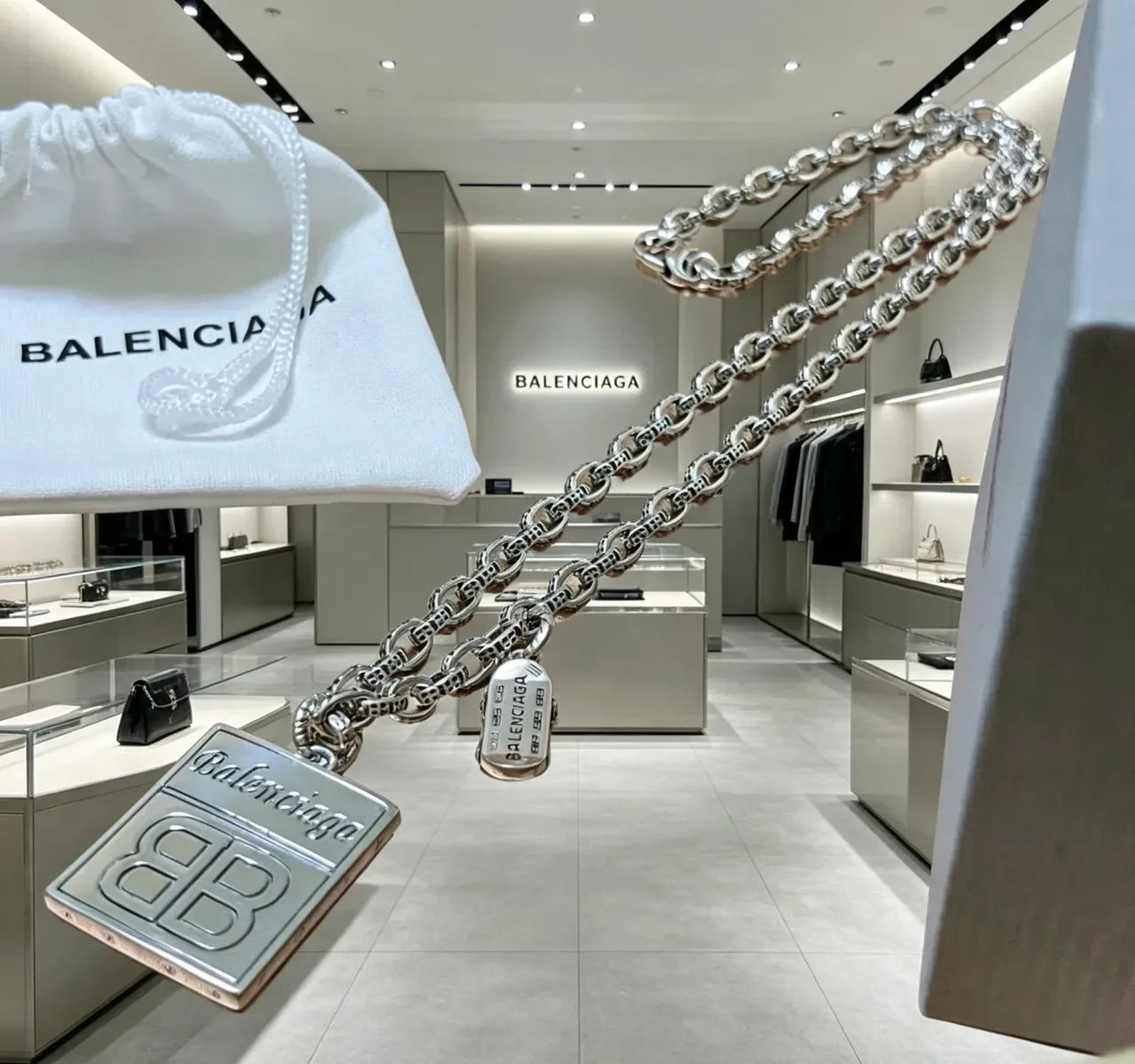 Colares Balenciaga BB Monograma e Pingente Gravado Corrente de Elos Pesados 4