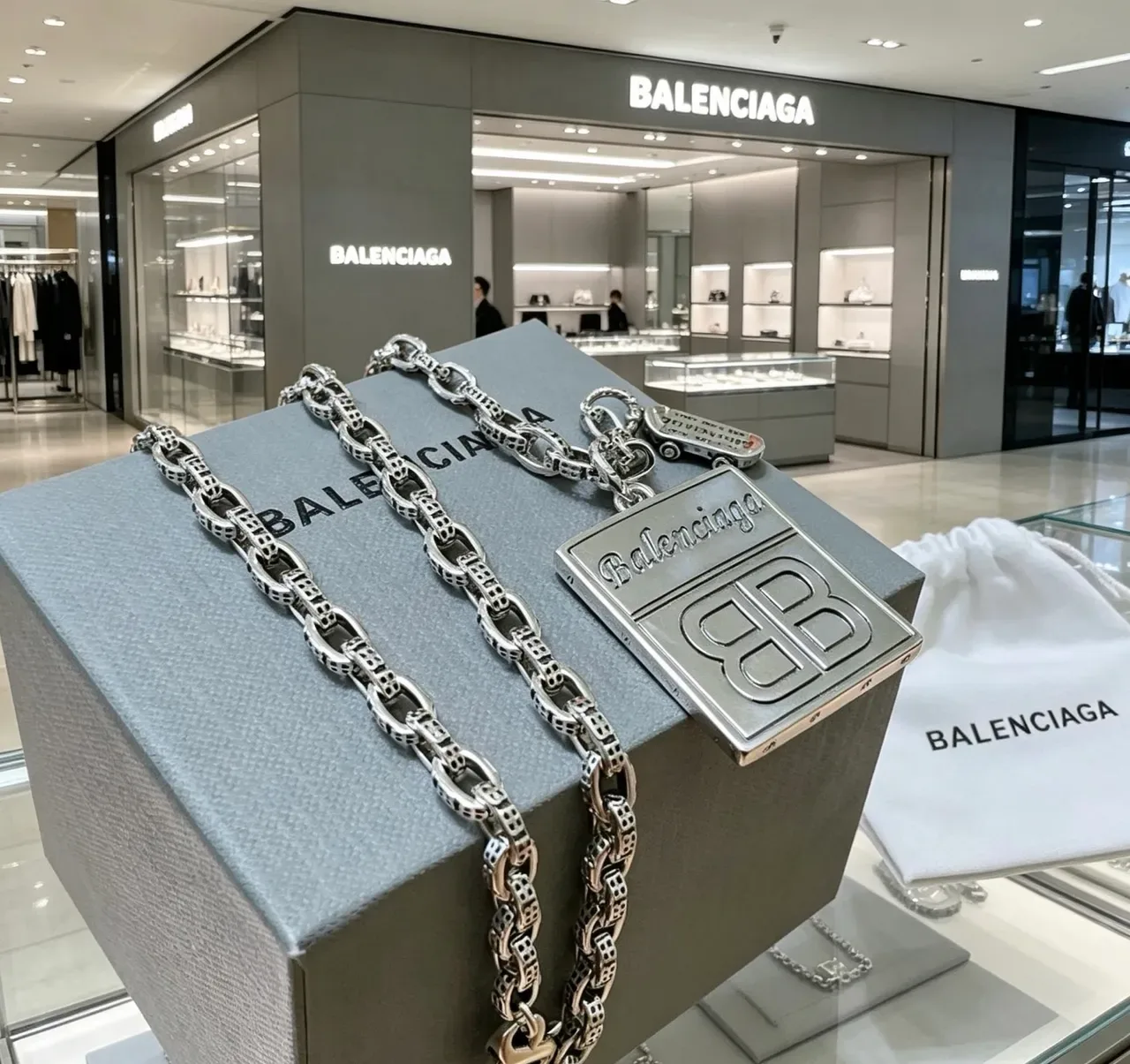 Colares Balenciaga BB Monograma e Pingente Gravado Corrente de Elos Pesados 6