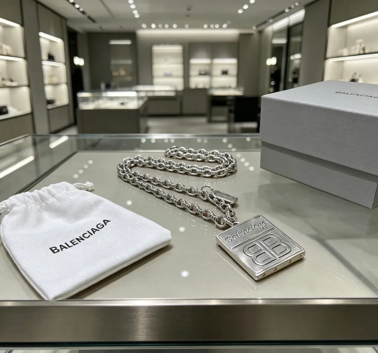 Colares Balenciaga BB Monograma e Pingente Gravado Corrente de Elos Pesados 9