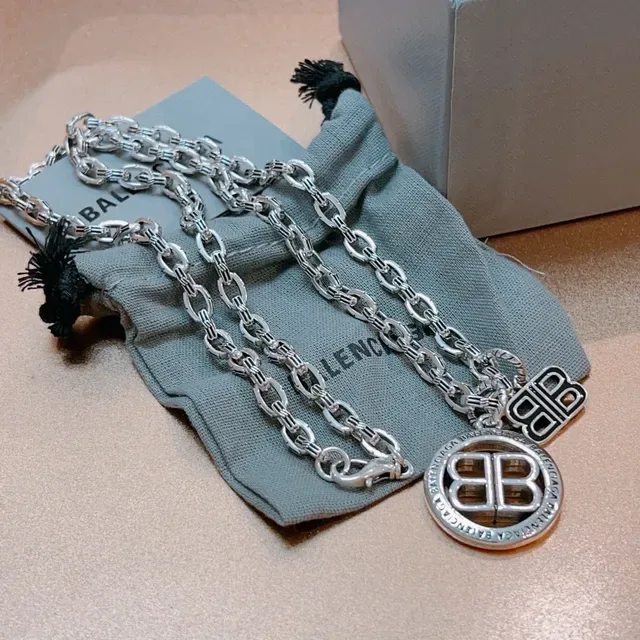 Balenciaga BB قلادة فضية رمادية سلسلة كرب مدببة قلادة شعار مزدوج 3