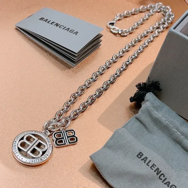 Balenciaga BB قلادة فضية رمادية سلسلة كرب مدببة قلادة شعار مزدوج 4