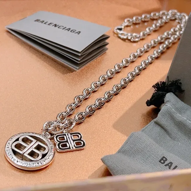 Balenciaga BB قلادة فضية رمادية سلسلة كرب مدببة قلادة شعار مزدوج 7