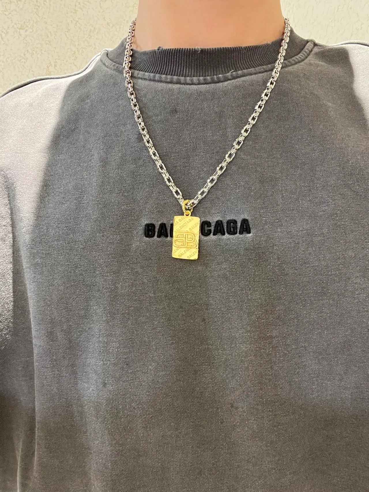 Collar rectangular Balenciaga BB Pendant Cadena Curb-Link Plata y Oro 2