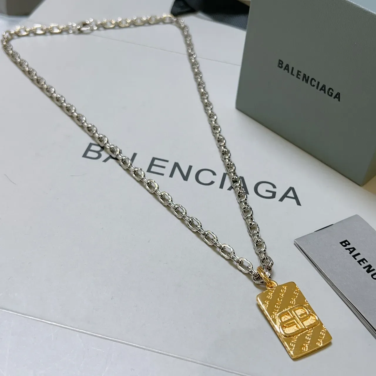 Collar rectangular Balenciaga BB Pendant Cadena Curb-Link Plata y Oro 3
