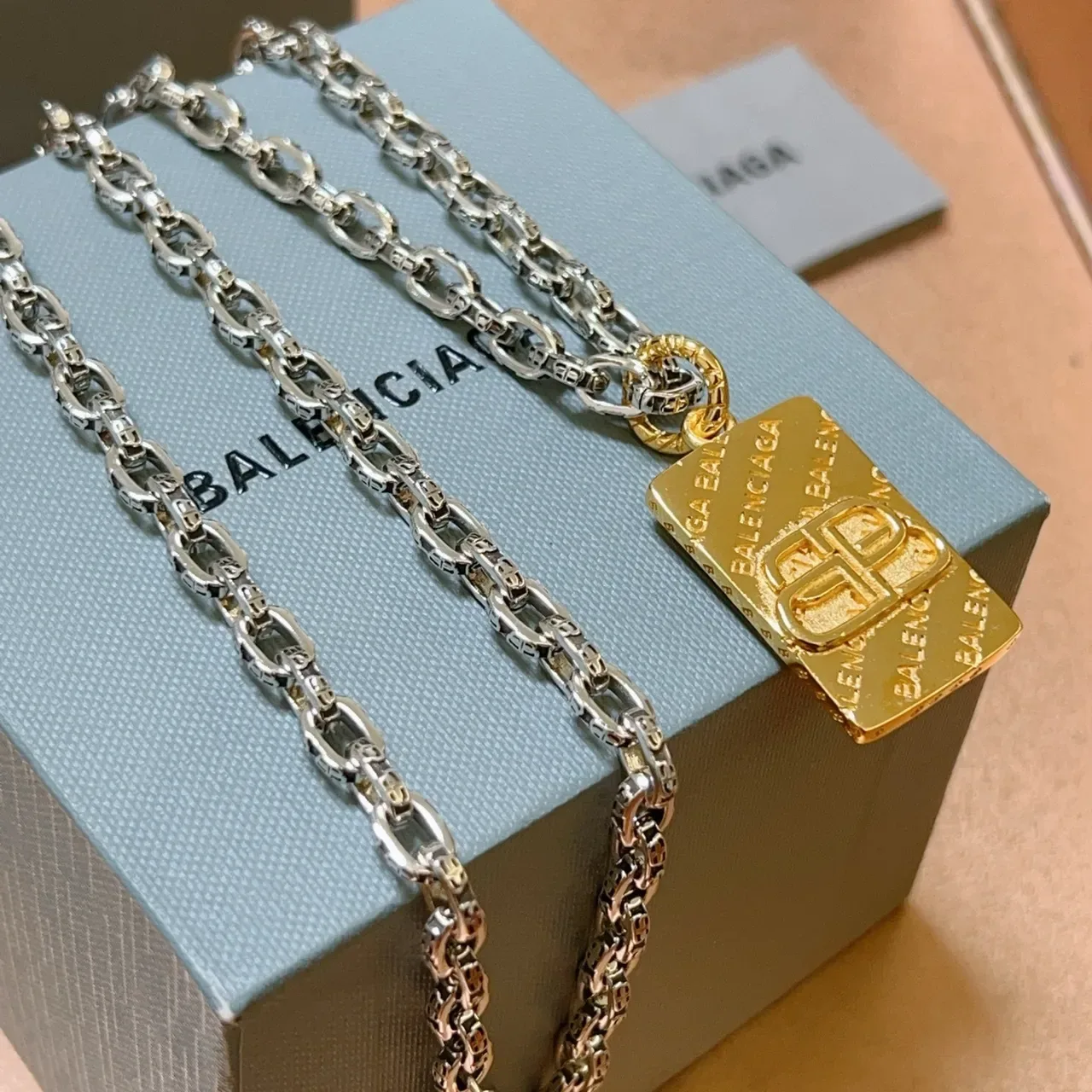 Collar rectangular Balenciaga BB Pendant Cadena Curb-Link Plata y Oro 4