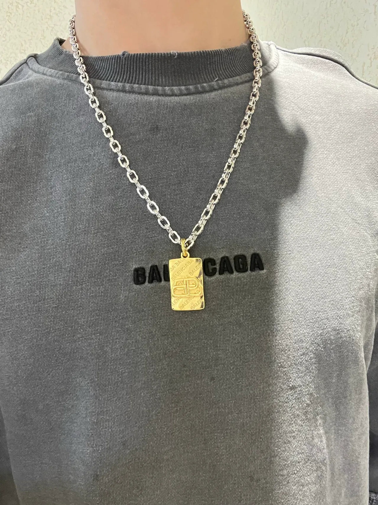 Collar rectangular Balenciaga BB Pendant Cadena Curb-Link Plata y Oro 5