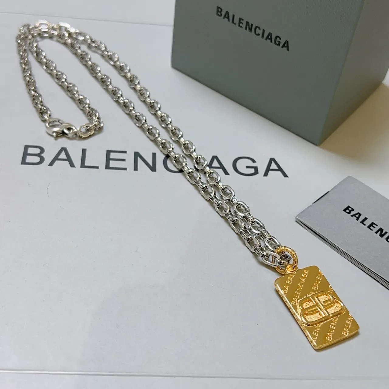 Collar rectangular Balenciaga BB Pendant Cadena Curb-Link Plata y Oro 6