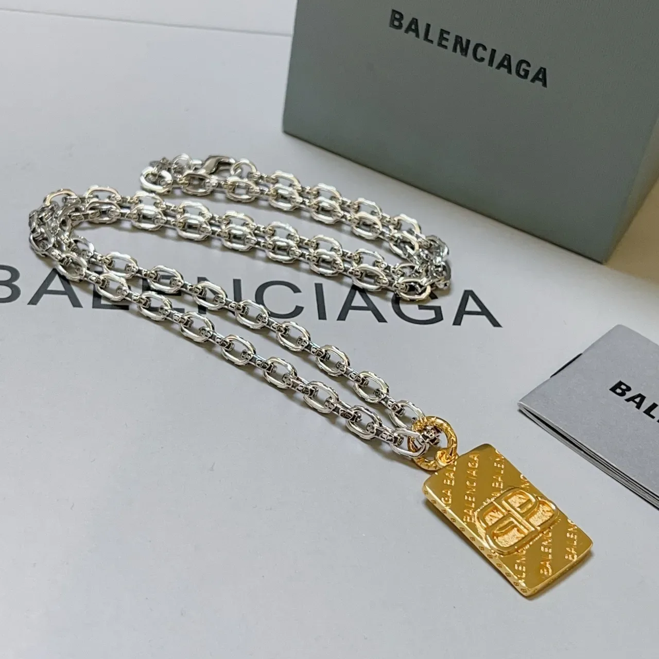 Collar rectangular Balenciaga BB Pendant Cadena Curb-Link Plata y Oro 7