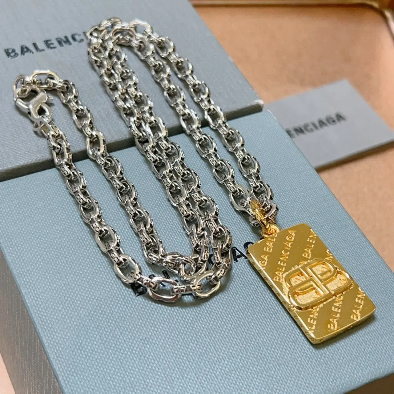 Collar rectangular Balenciaga BB Pendant Cadena Curb-Link Plata y Oro 9