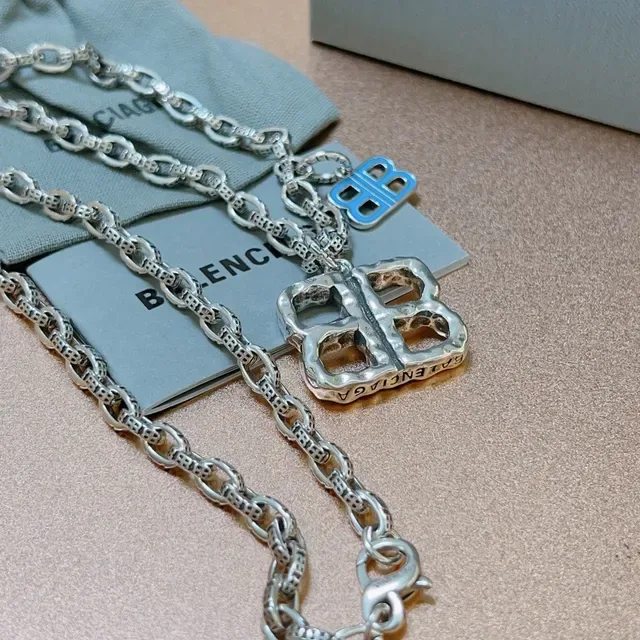 Balenciaga BB Plata Azul Martilleado Cuadrifolio Colgante Charm Esmaltado Collar 4