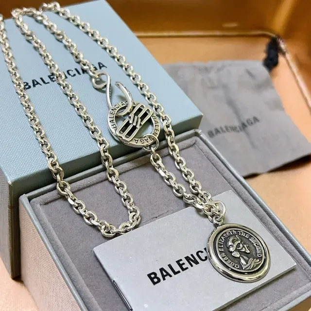 Balenciaga 银黑色链条硬币坠饰项链 4