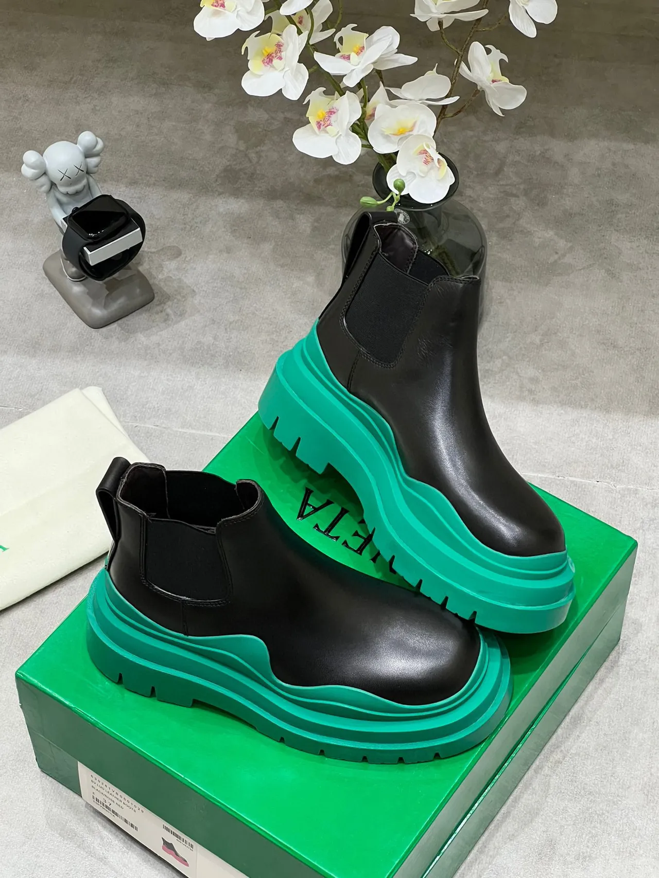 Balenciaga Le Cagole Bottes Chelsea en Cuir Noir et Vert 4