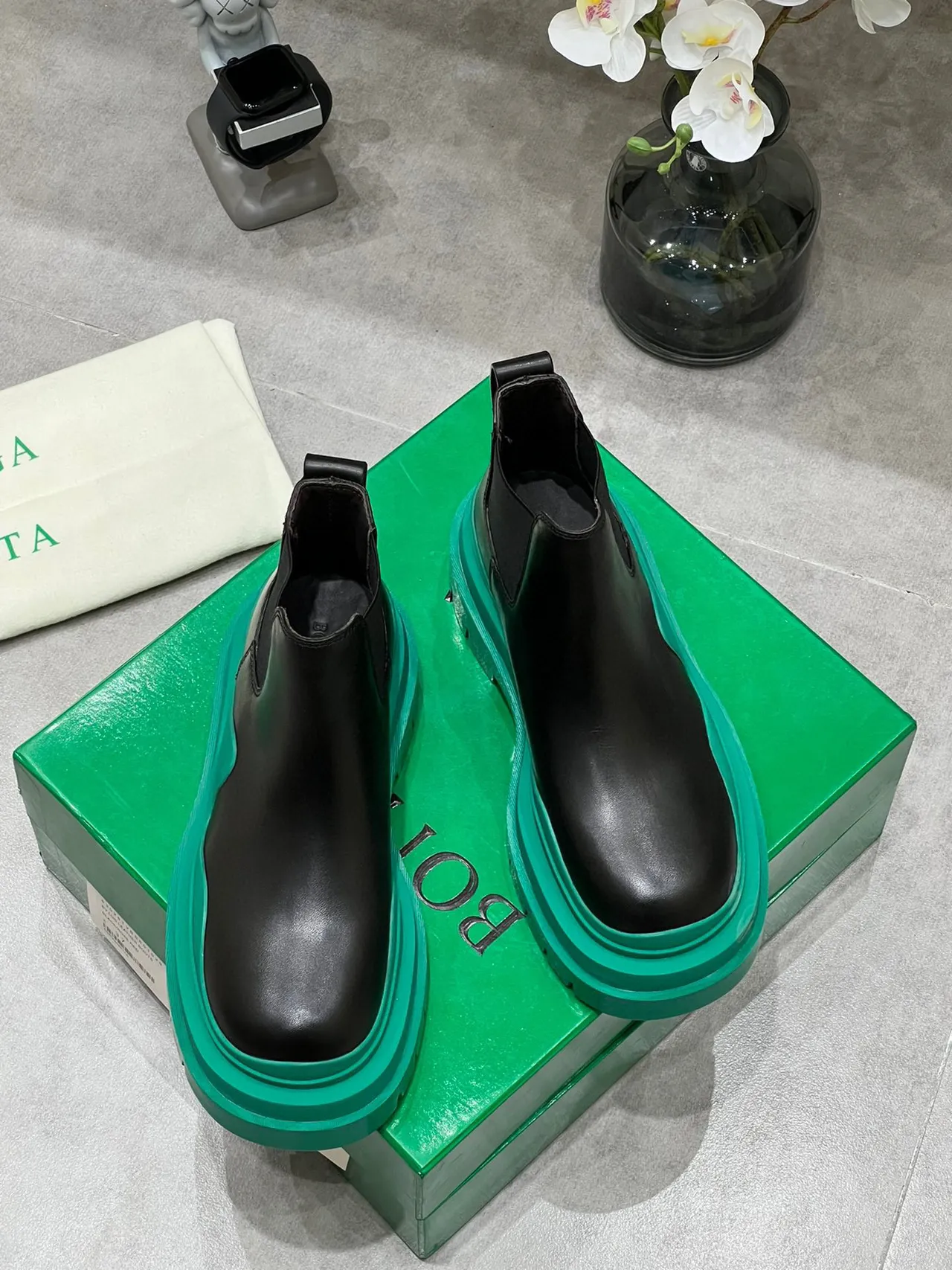 Balenciaga Le Cagole Bottes Chelsea en Cuir Noir et Vert 5