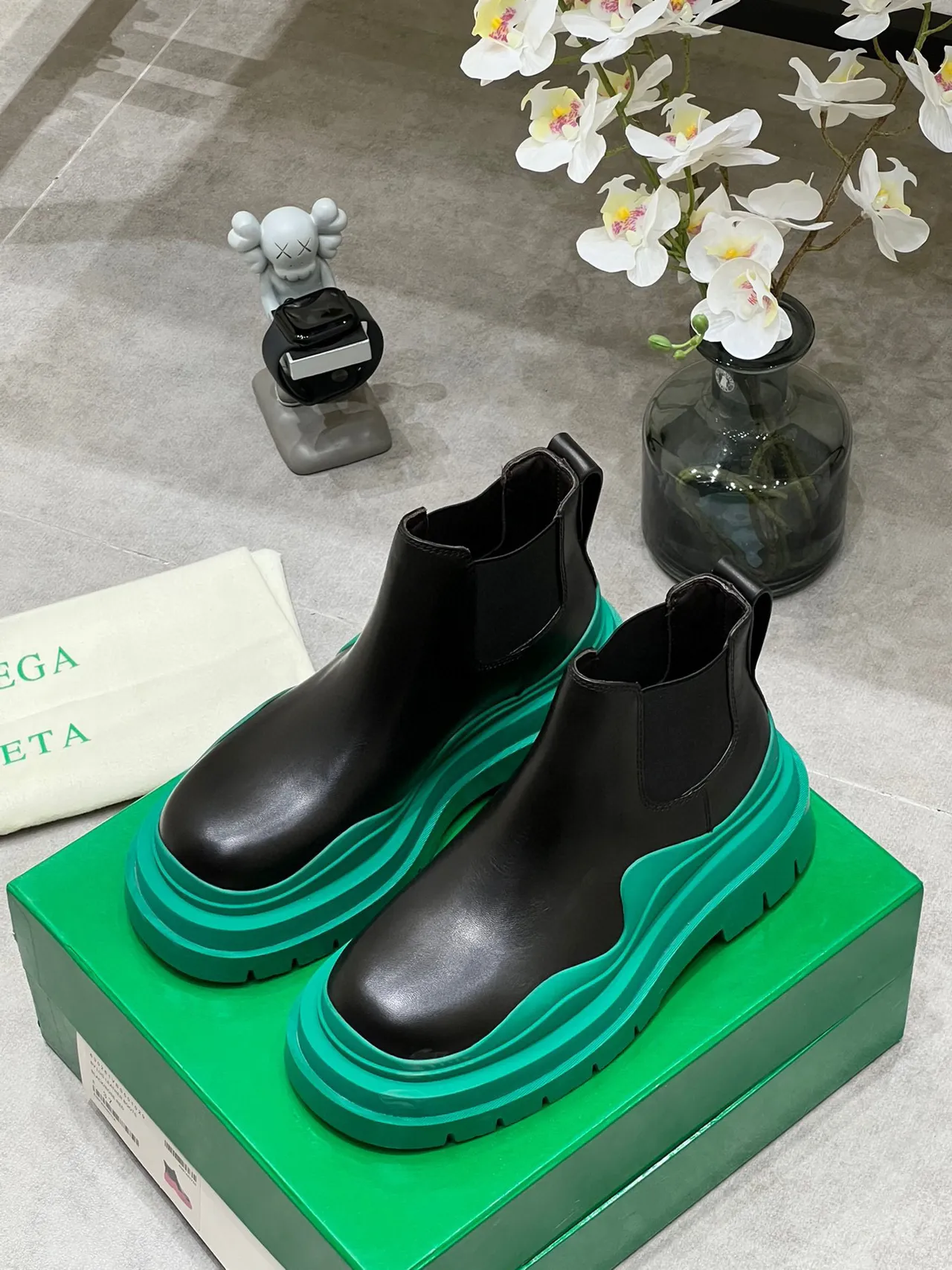 Balenciaga Le Cagole Bottes Chelsea en Cuir Noir et Vert 6