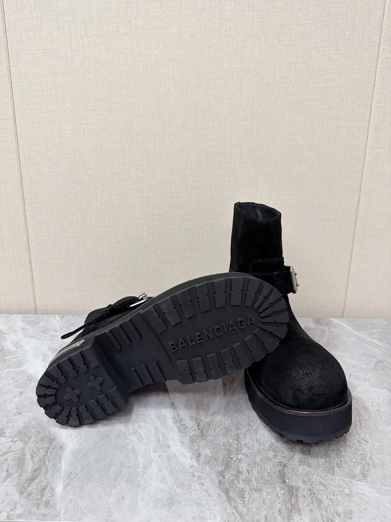 Balenciaga Le Cagole काला सूड बकल स्ट्रैप एंक्ल बूट्स 2