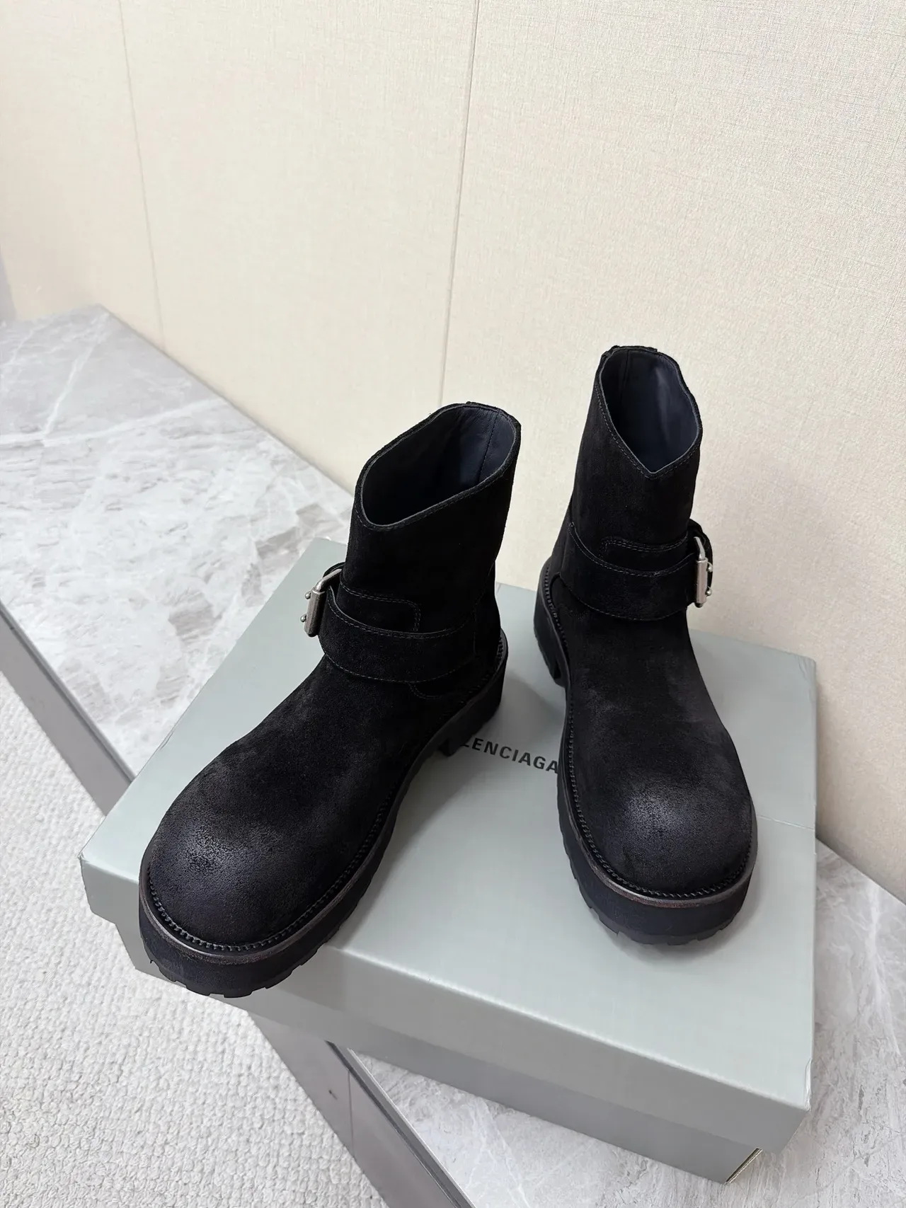 Balenciaga Le Cagole काला सूड बकल स्ट्रैप एंक्ल बूट्स 4