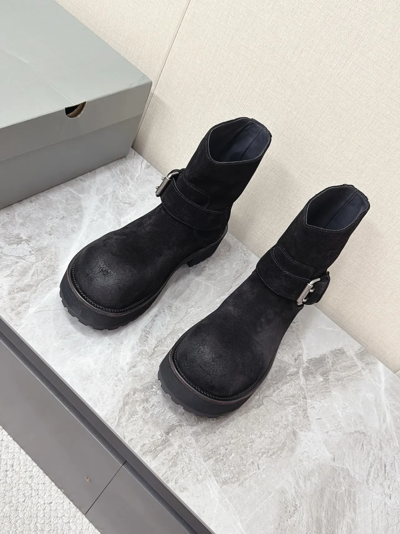 Balenciaga Le Cagole काला सूड बकल स्ट्रैप एंक्ल बूट्स 5
