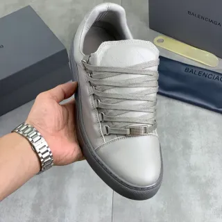 Balenciaga Le City tênis lifestyle de couro cinza claro