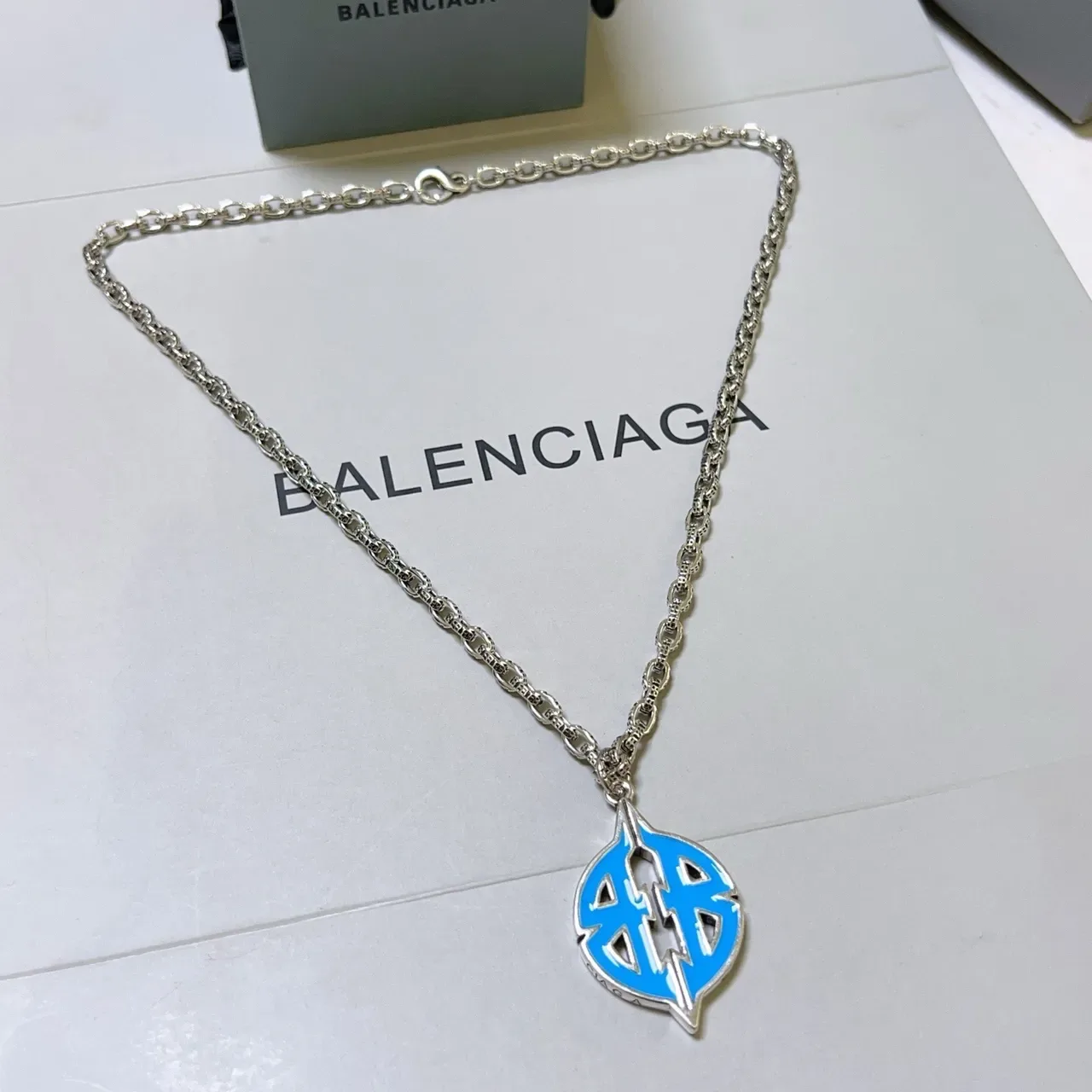 Balenciaga Logo Pendant चाँदी नीला कर्ब चेन एनामेल मोनोग्राम नेकलेस 2