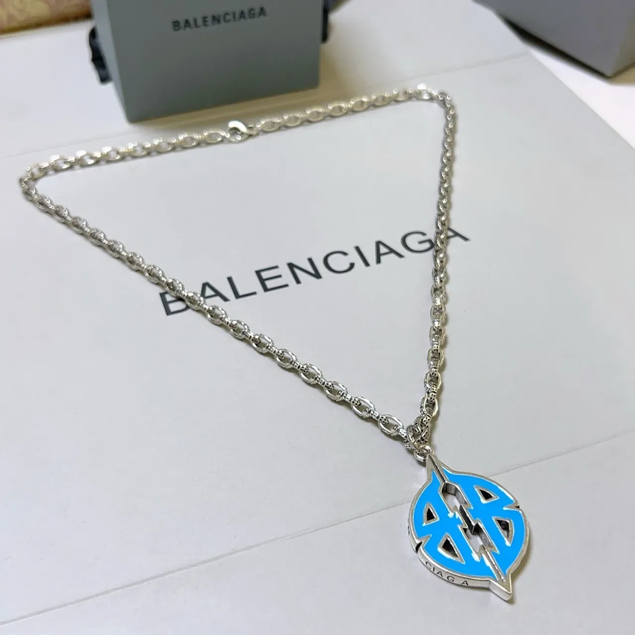 Balenciaga Logo Pendant चाँदी नीला कर्ब चेन एनामेल मोनोग्राम नेकलेस 3
