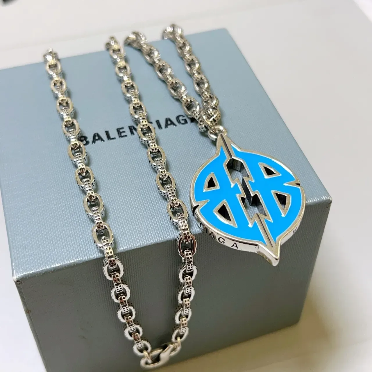 Balenciaga Logo Pendant चाँदी नीला कर्ब चेन एनामेल मोनोग्राम नेकलेस 6