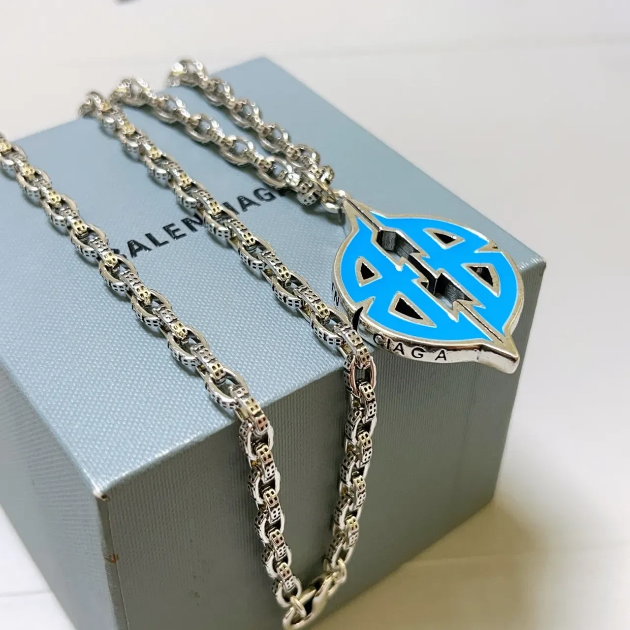Balenciaga Logo Pendant चाँदी नीला कर्ब चेन एनामेल मोनोग्राम नेकलेस 7