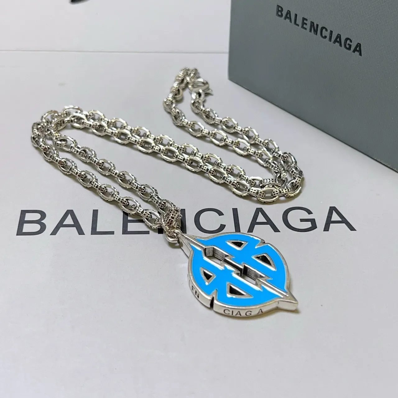 Balenciaga Logo Pendant चाँदी नीला कर्ब चेन एनामेल मोनोग्राम नेकलेस 9