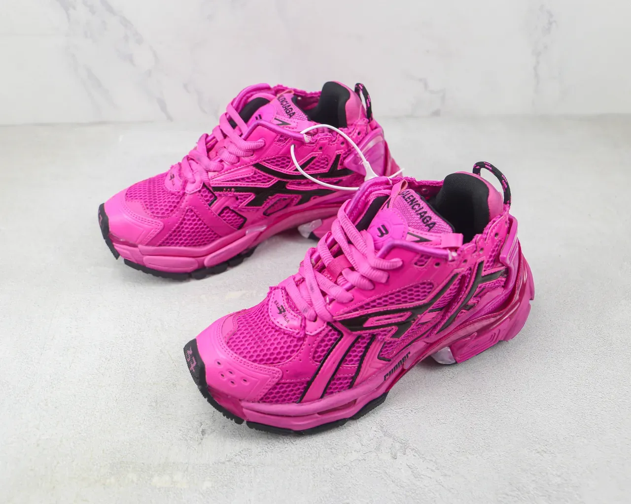 Balenciaga Runner 粉色和黑色厚底运动鞋 4