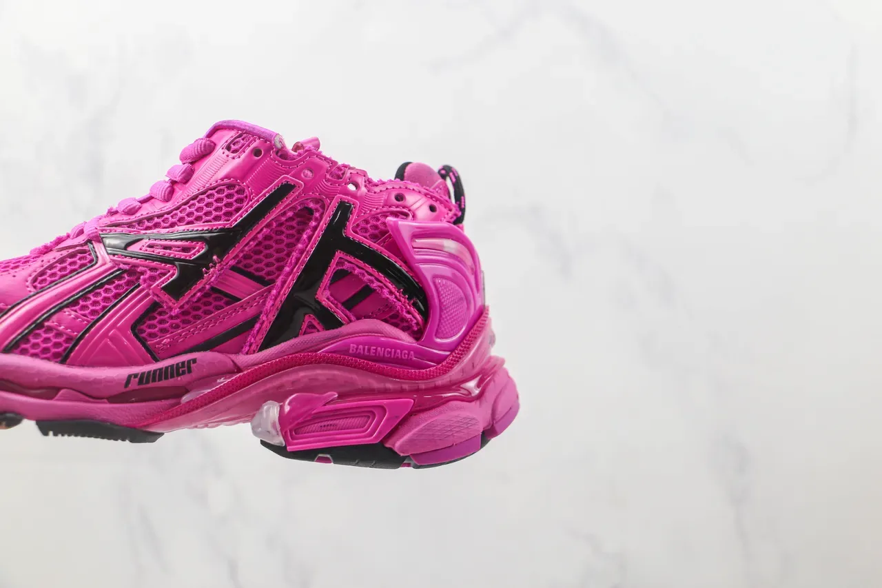 Balenciaga Runner 粉色和黑色厚底运动鞋 7