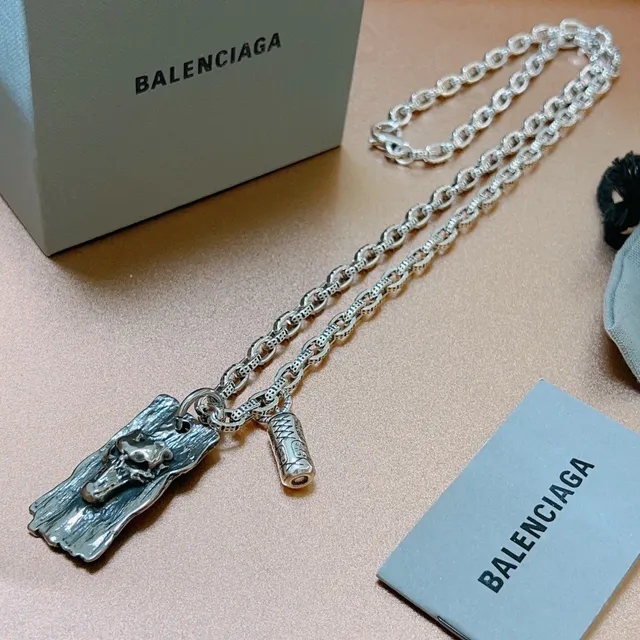 Balenciaga Corrente de eslabões chunky em prata com pingante de crânio esculpido 4