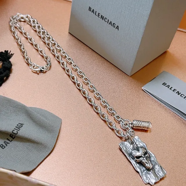 Balenciaga Corrente de eslabões chunky em prata com pingante de crânio esculpido 7