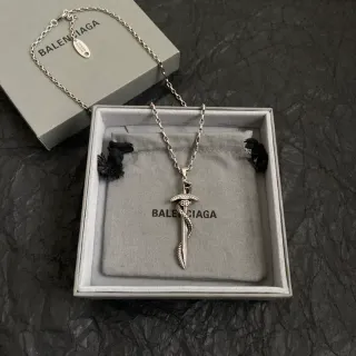 Balenciaga Collar con colgante de espada y serpiente