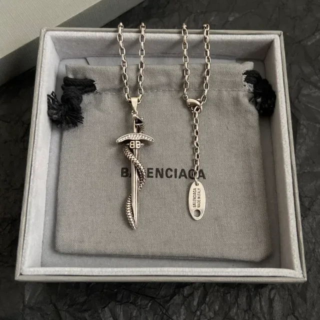 Balenciaga Colar com pingente de espada e serpente 2