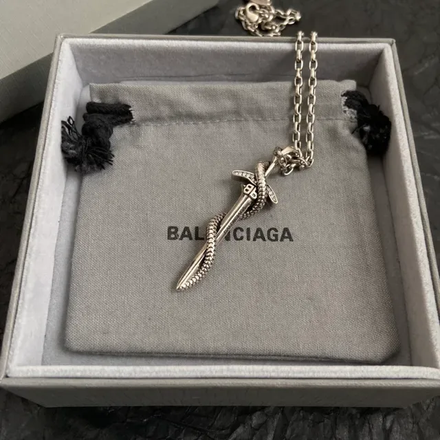 Balenciaga Colar com pingente de espada e serpente 3