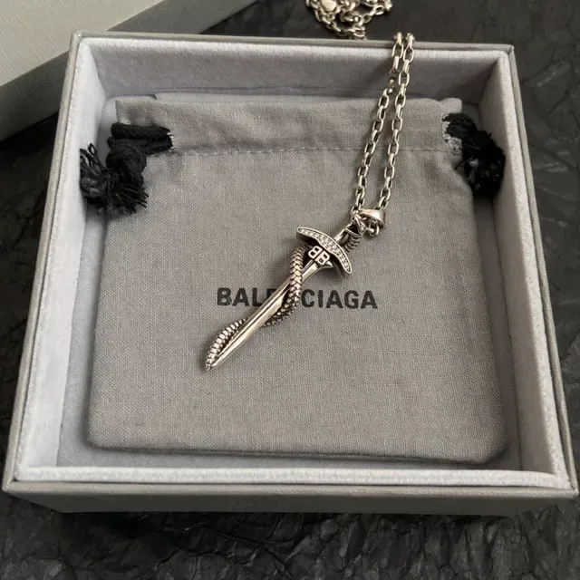Balenciaga Colar com pingente de espada e serpente 4