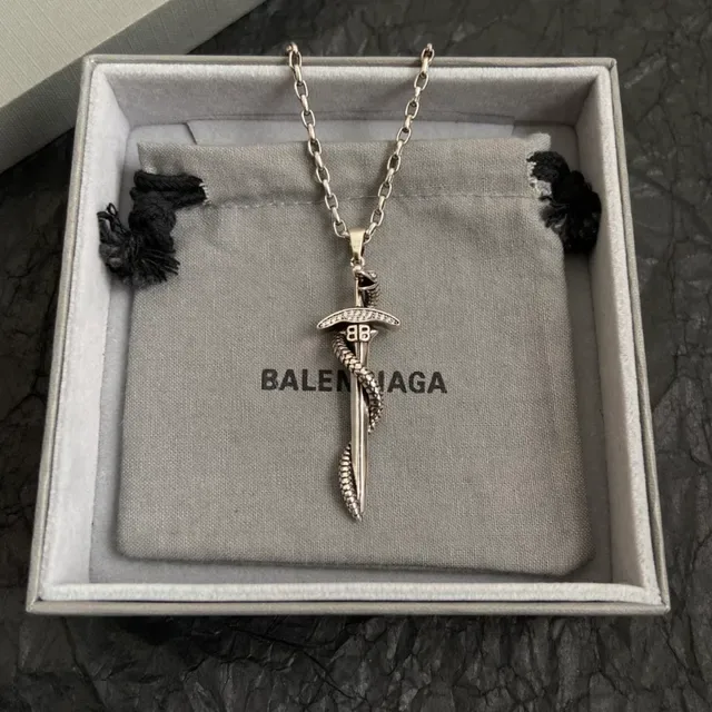 Balenciaga Colar com pingente de espada e serpente 5