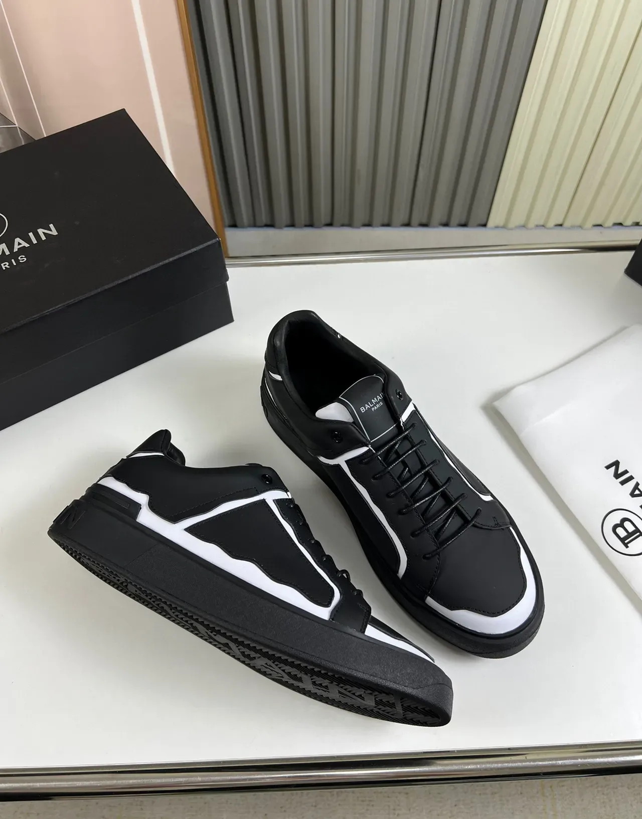 Balmain Noir Blanc Empeigne Cuir Structurel Panneaux Ondulatoires Asymétriques Sneakers Lifestyle 5